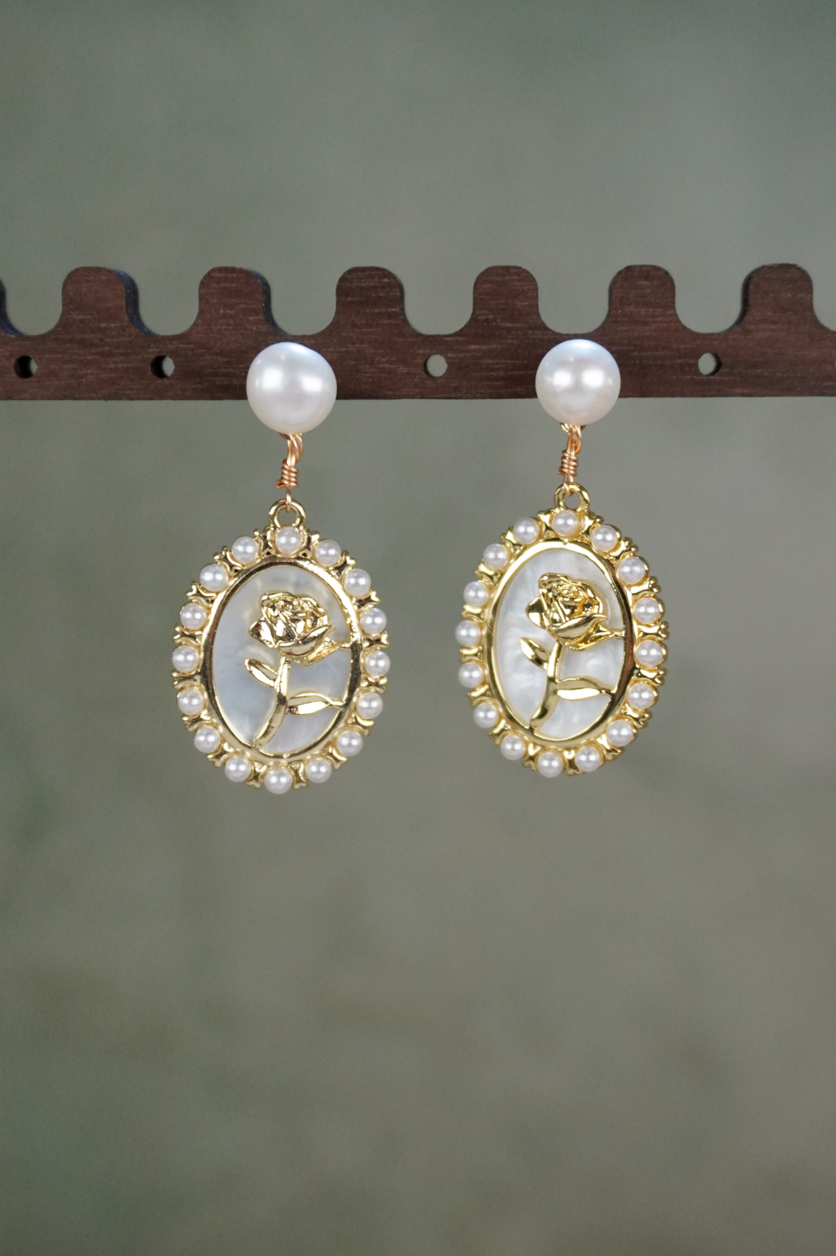 Vintage Rose Cameo Jewelry Set, Baroque Freshwater Pearl Necklace & Drop Earrings, Gold‑Plated Mother‑of‑Pearl Gift Set for Women