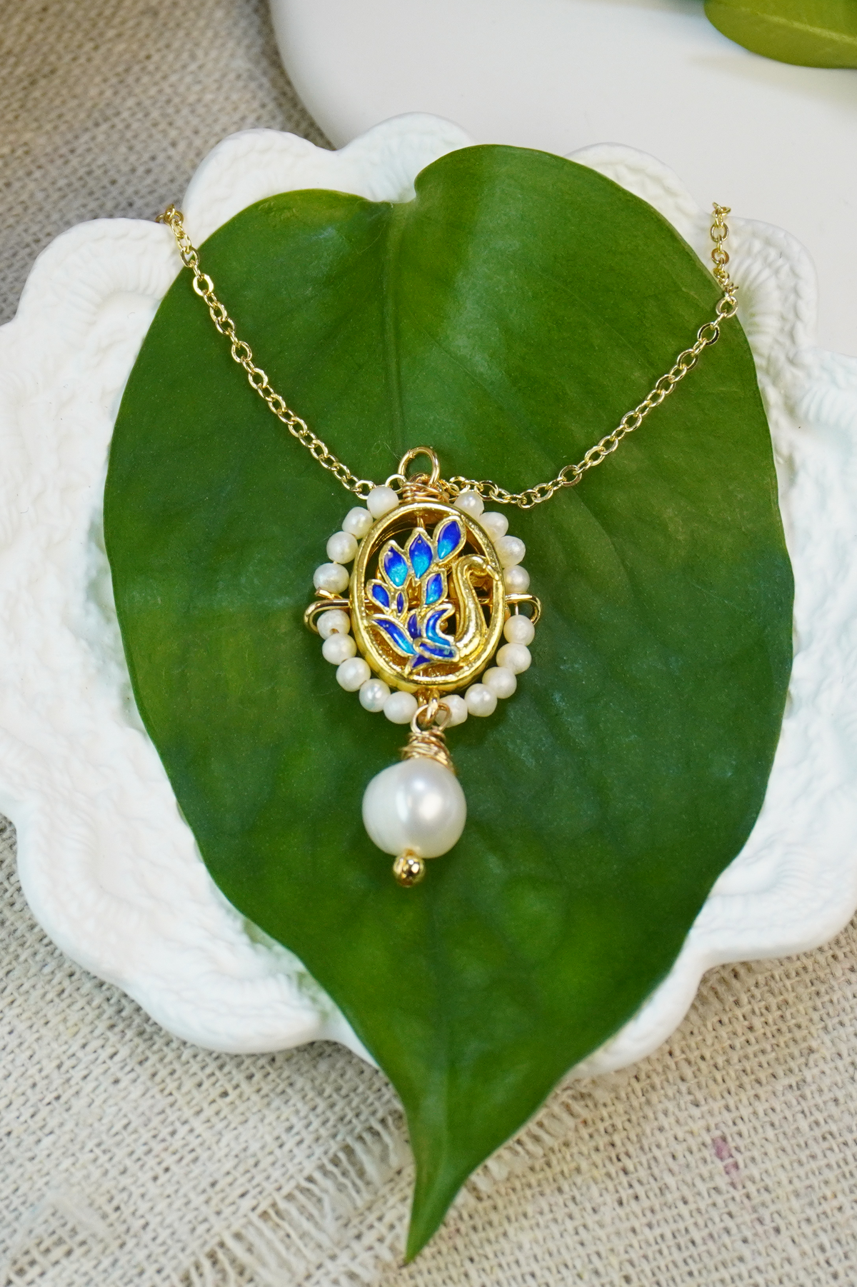 Retro Cloisonné Swan Freshwater Pearl Jewelry Set, Dainty Gold Drop Necklace Earrings for Date Night & Gala Occasions