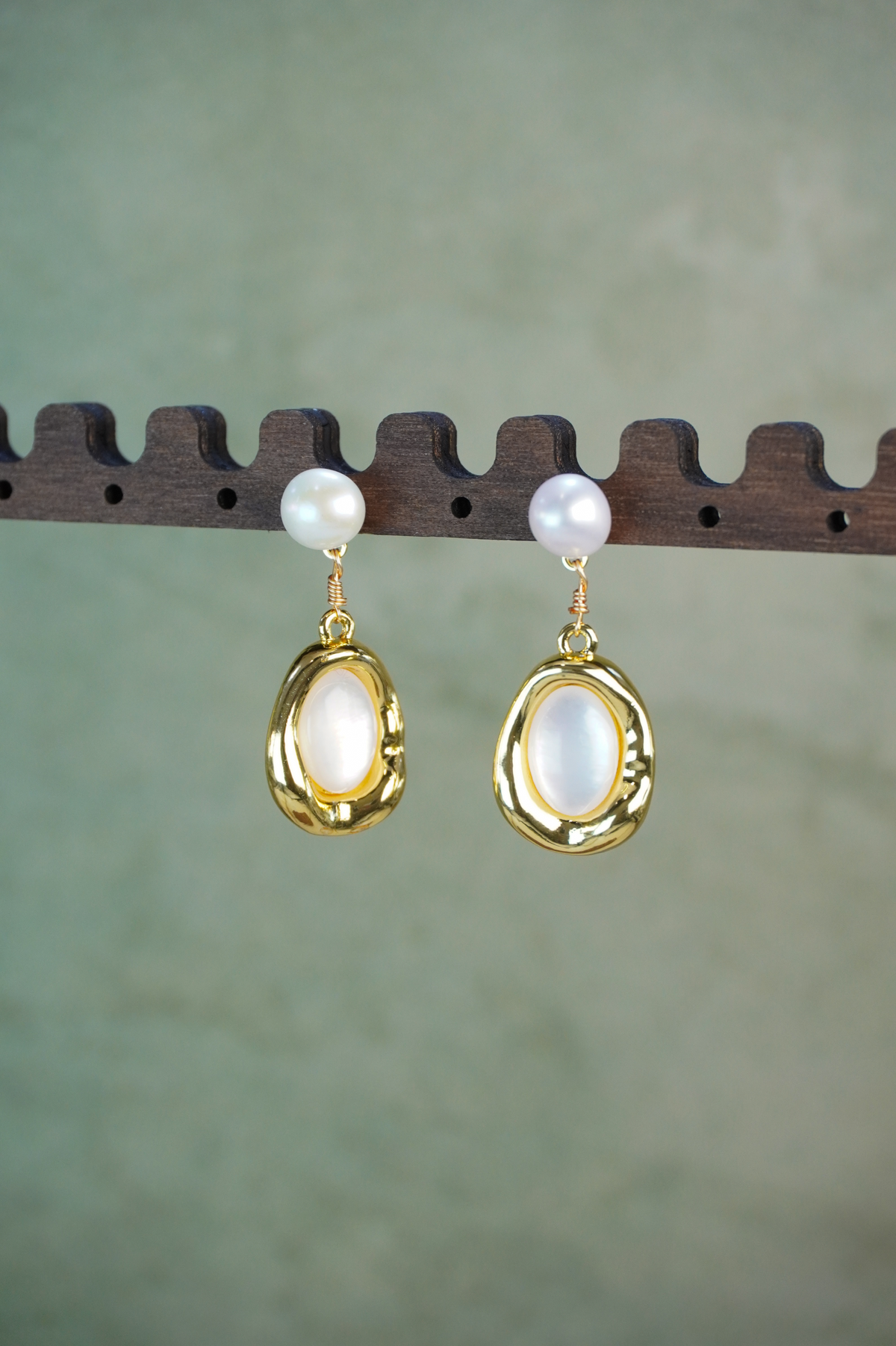 Fownora Organic Hammered Gold Mother-of-Pearl Drop Earrings Minimalist Freshwater Pearl Dangle Jewelry for Women