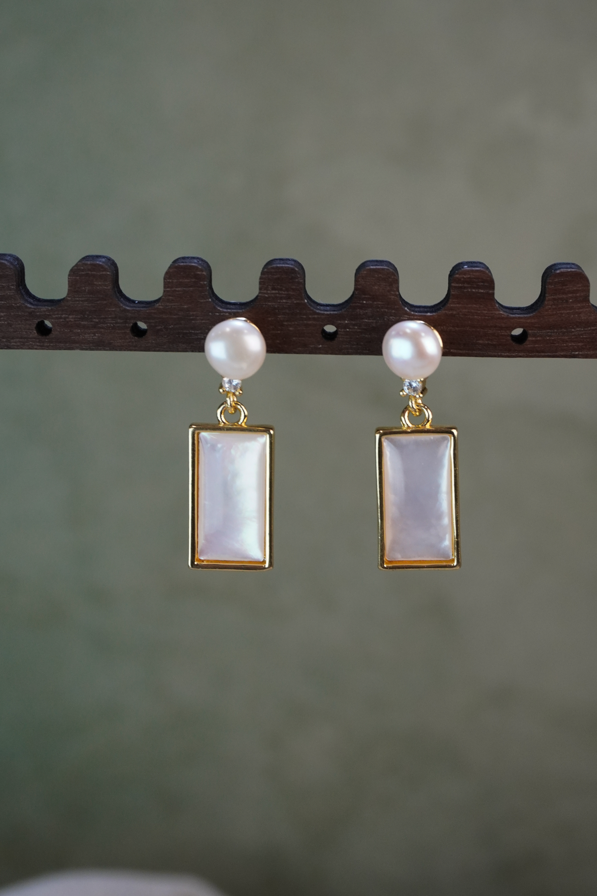 Minimalist Pearl & Mother‑of‑Pearl Drop Earrings, Gold‑Plated Nickel‑Free Earrings for Sensitive Ears