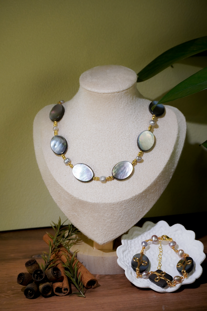 Fownora Natural Iridescent Black Mother-of-Pearl Jewelry Set Freshwater Pearl Gold Matching Necklace & Bracelet for Women